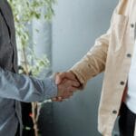 Uścisk dłoni dwóch osób przy ustalaniu warunków najmu mieszkania