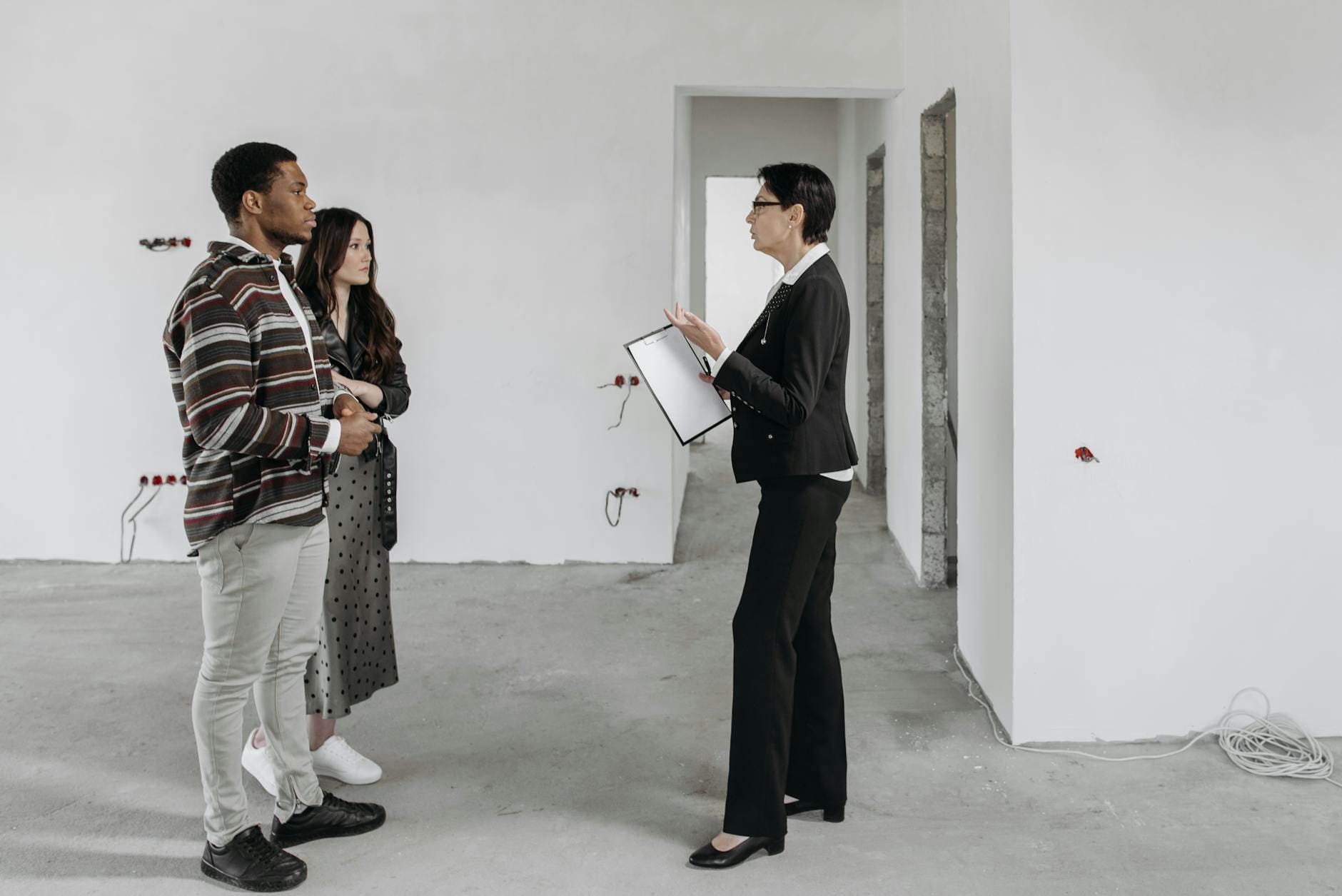 Zarządca nieruchomości omawia szczegóły mieszkania z parą