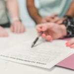 Podpisywanie umowy zakupu mieszkania z deweloperem