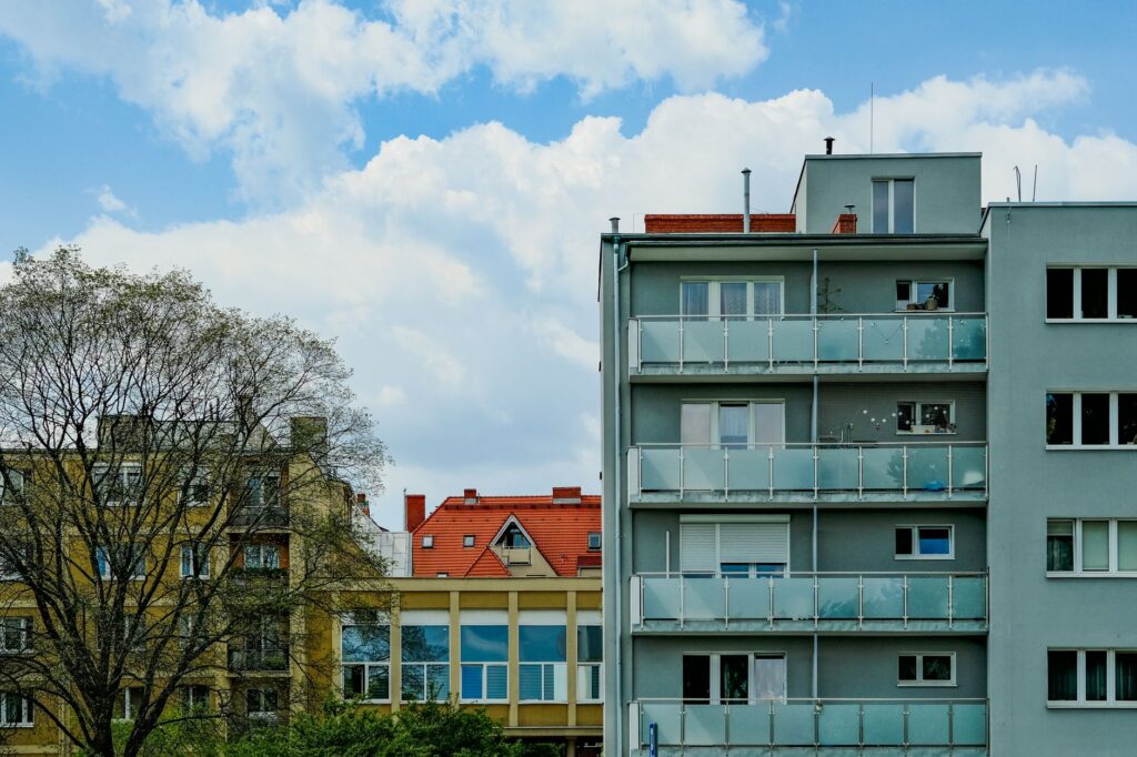 Kiedy wspólnota mieszkaniowa musi wybrać zarząd właścicielski, a kiedy zarządcę powierzonego
