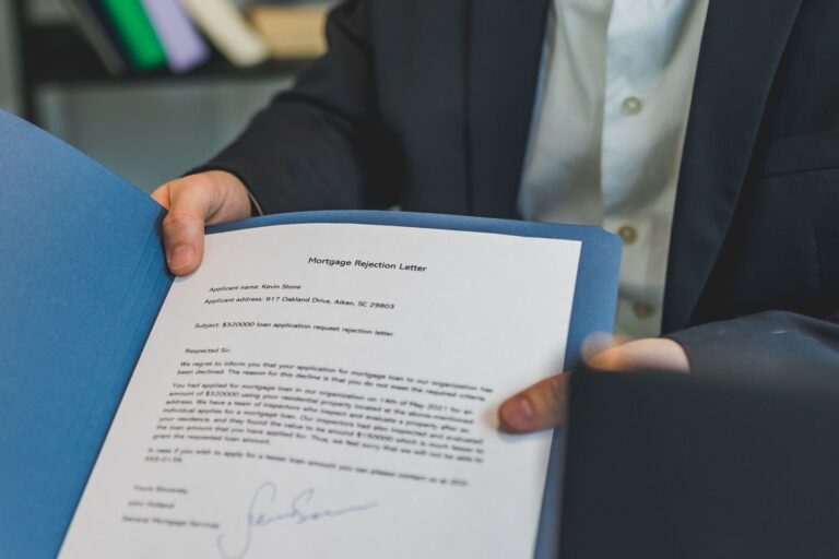 Jak sprawdzić księgę wieczystą przed zakupem mieszkania? Instrukcja krok po kroku